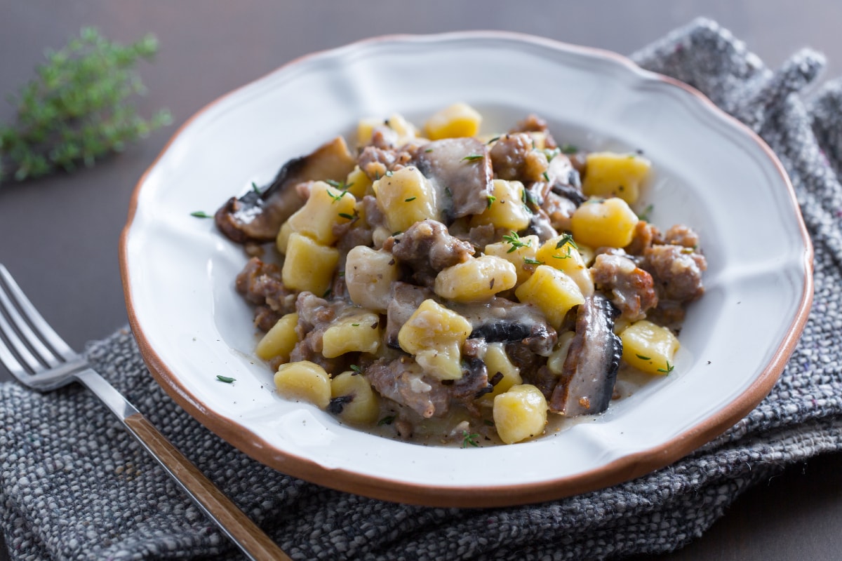 Ñoquis de patata con taleggio, setas y salchicha