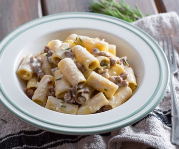 Pasta con salchicha y taleggio