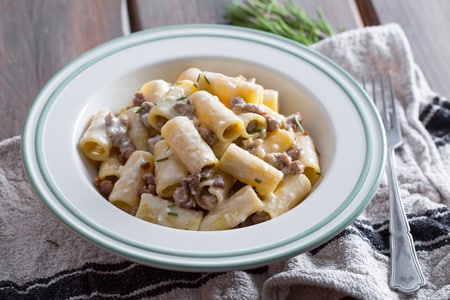 Pasta con salchicha y taleggio