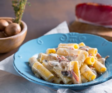 Pasta cremosa con setas, speck y brie