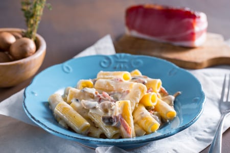 Pasta cremosa con setas, speck y brie