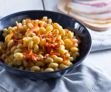 Pasta con crema de garbanzos y panceta