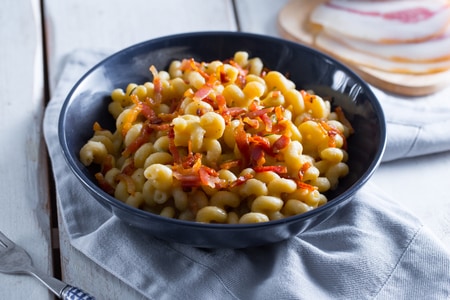 Pasta con crema de garbanzos y panceta