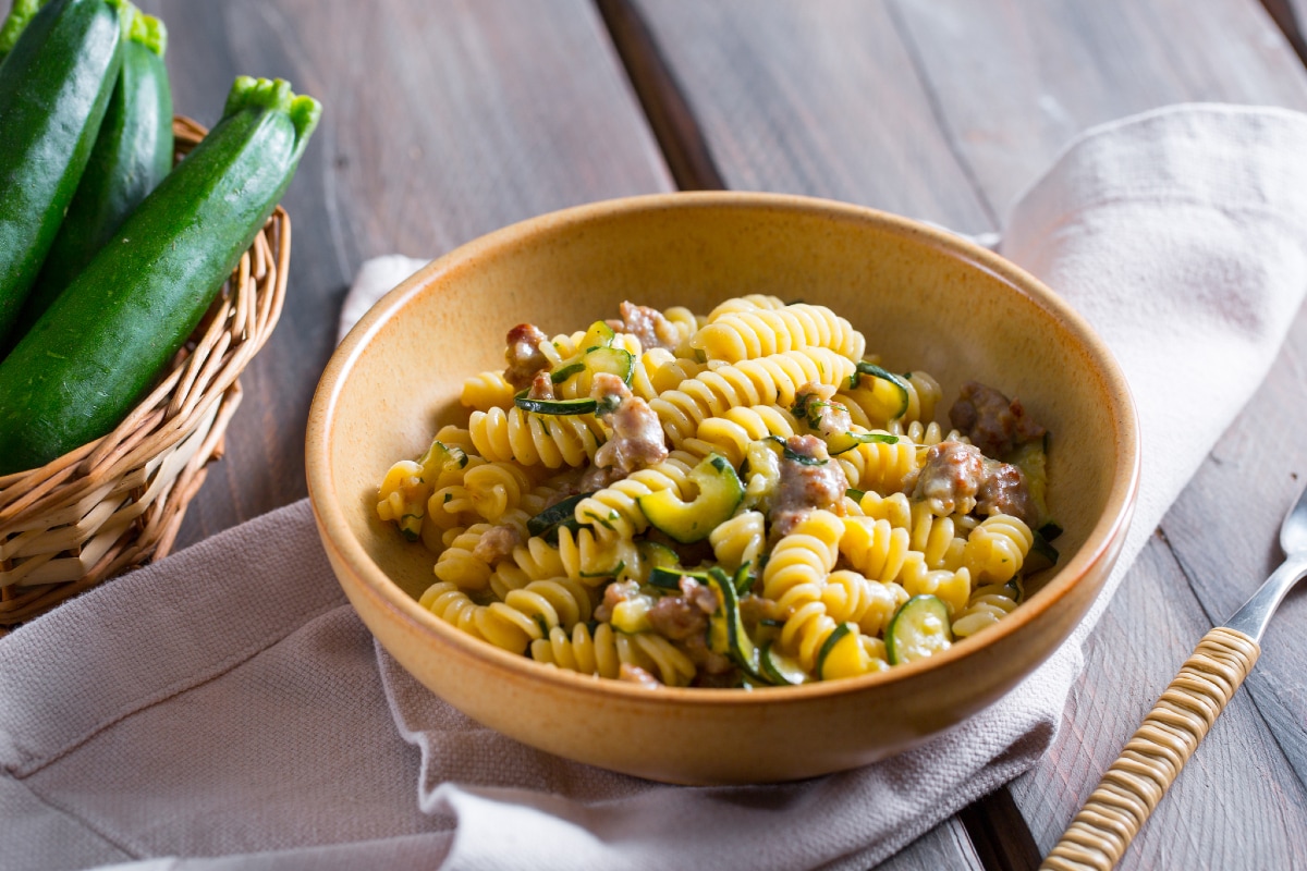 Pasta con calabacines salteados y salchicha