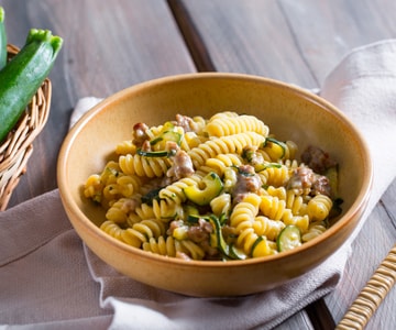 Pasta con calabacines salteados y salchicha