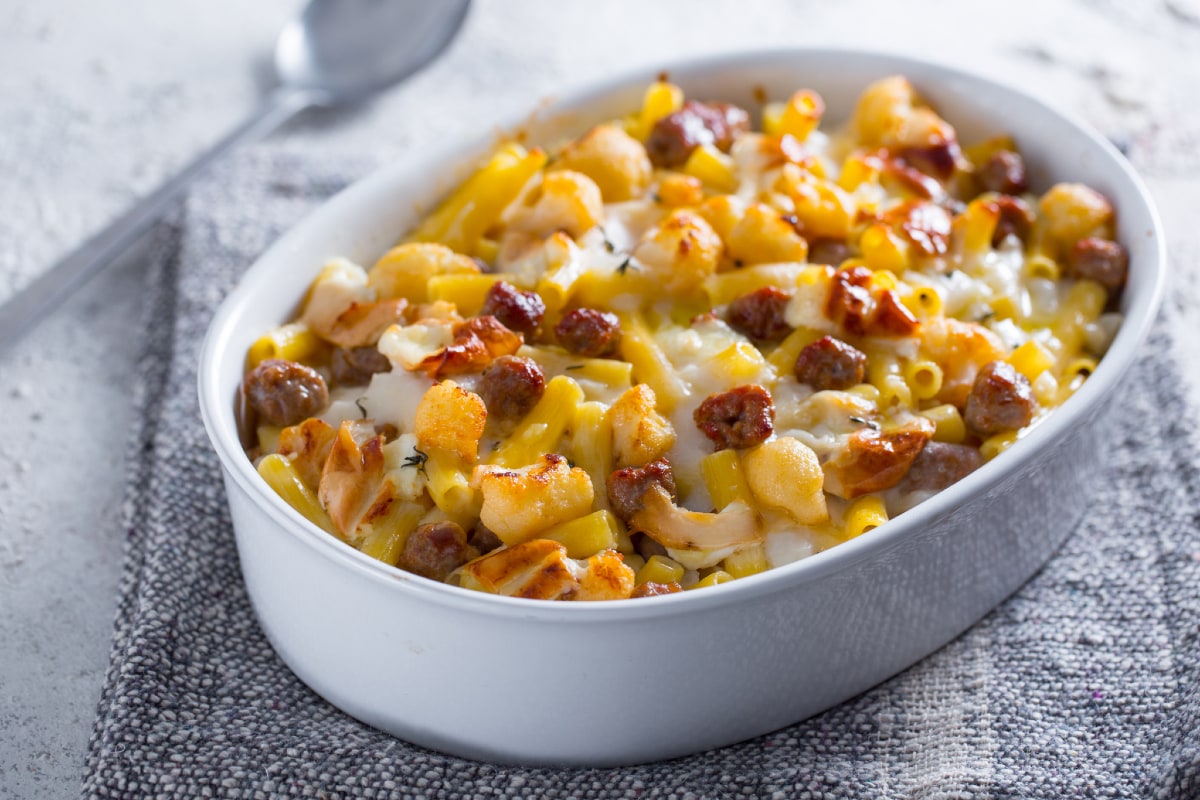 Pasta al horno con coliflor y salchicha