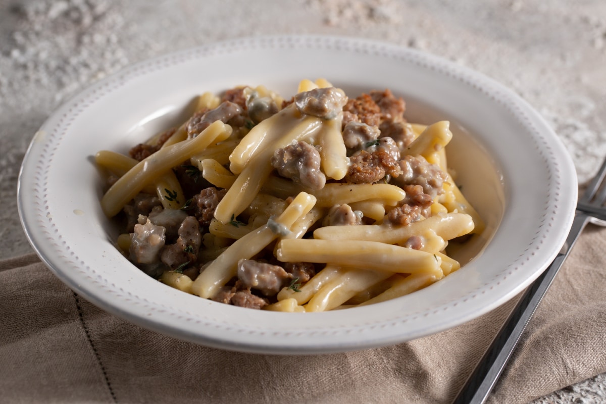 Pasta con salchicha y gorgonzola