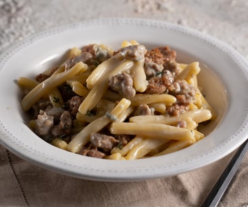 Pasta con salchicha y gorgonzola