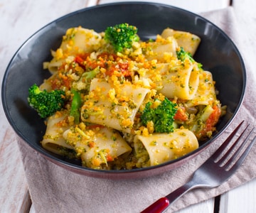 Pasta con brócoli, tomates cherry y migas de pan