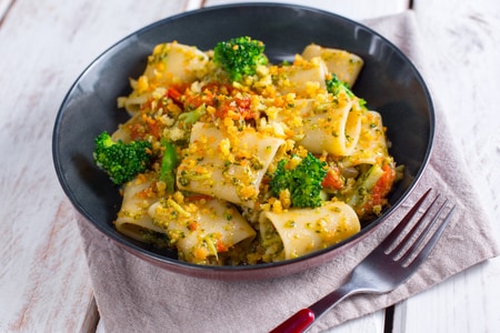 Pasta con brócoli, tomates cherry y migas de pan