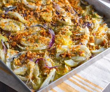 Hinojos al horno con patatas y cebollas