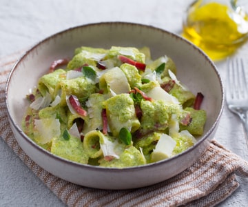 Pasta cremosa con speck y calabacín