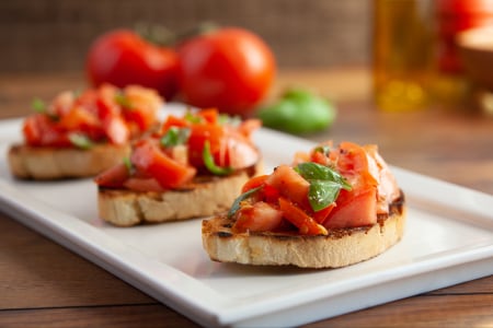 Bruschettas con tomate