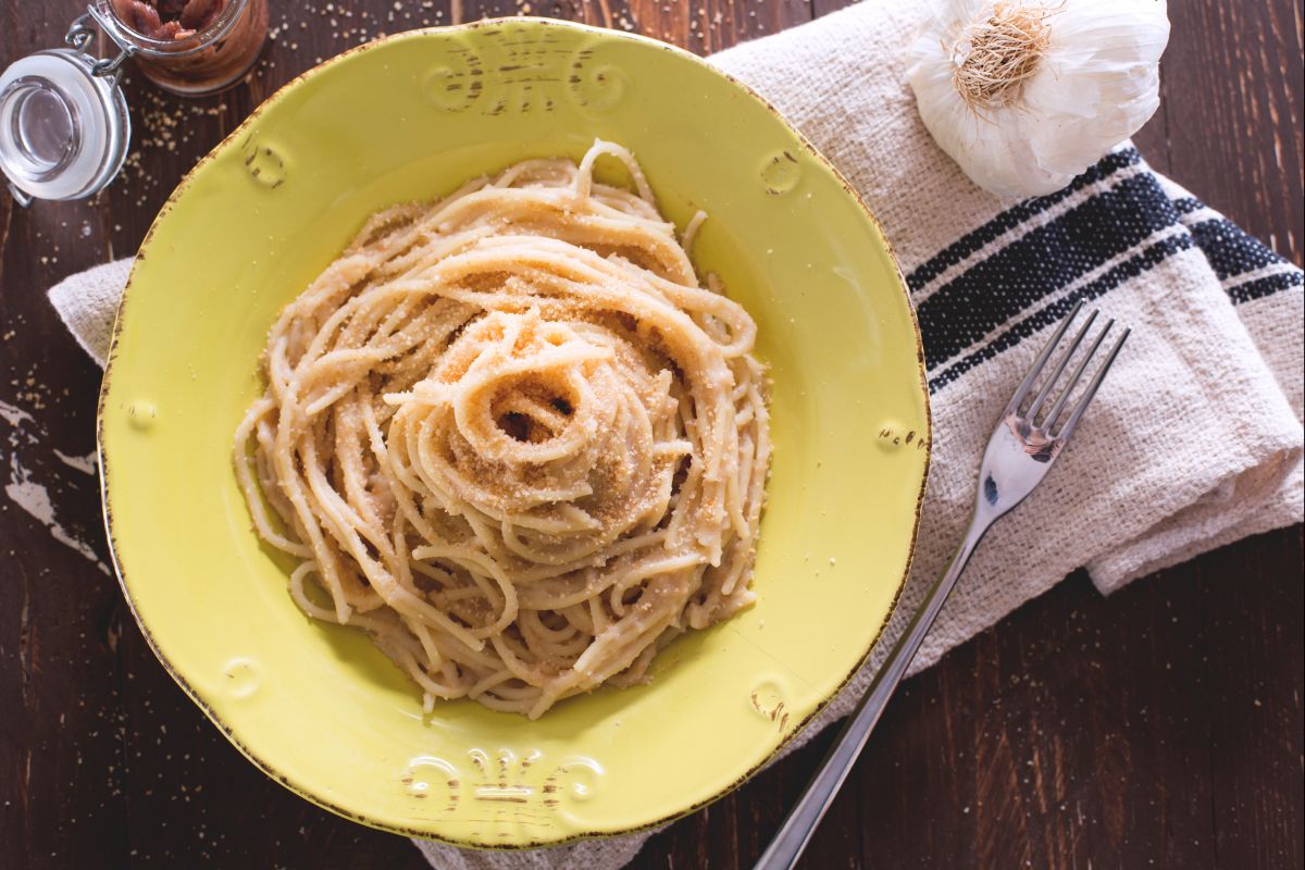 Espaguetis con anchoas y pan rallado