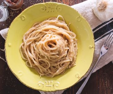 Espaguetis con anchoas y pan rallado