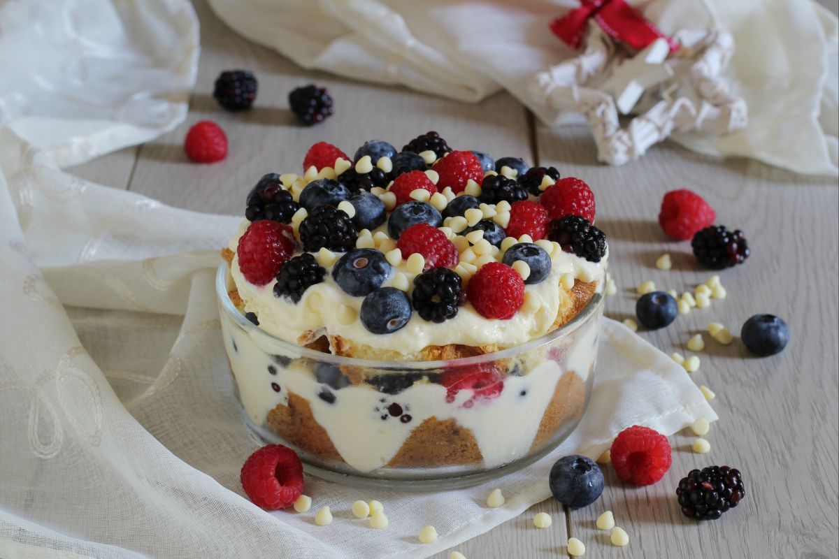 Tiramisú de pandoro y frutos del bosque