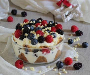 Tiramisú de pandoro y frutos del bosque