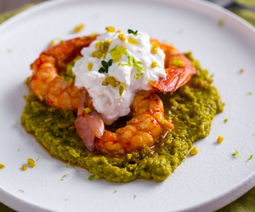 Langostinos al brandy con stracciatella y pistacho