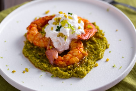 Langostinos al brandy con stracciatella y pistacho