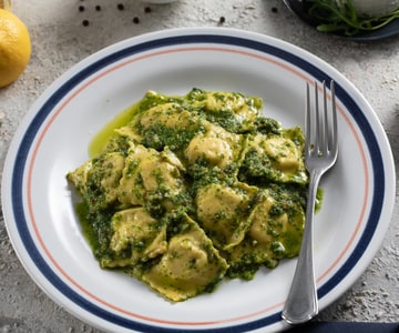 Raviolis rellenos de lubina con salsa de rúcula