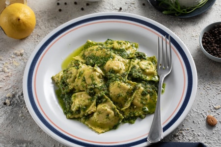 Raviolis rellenos de lubina con salsa de rúcula