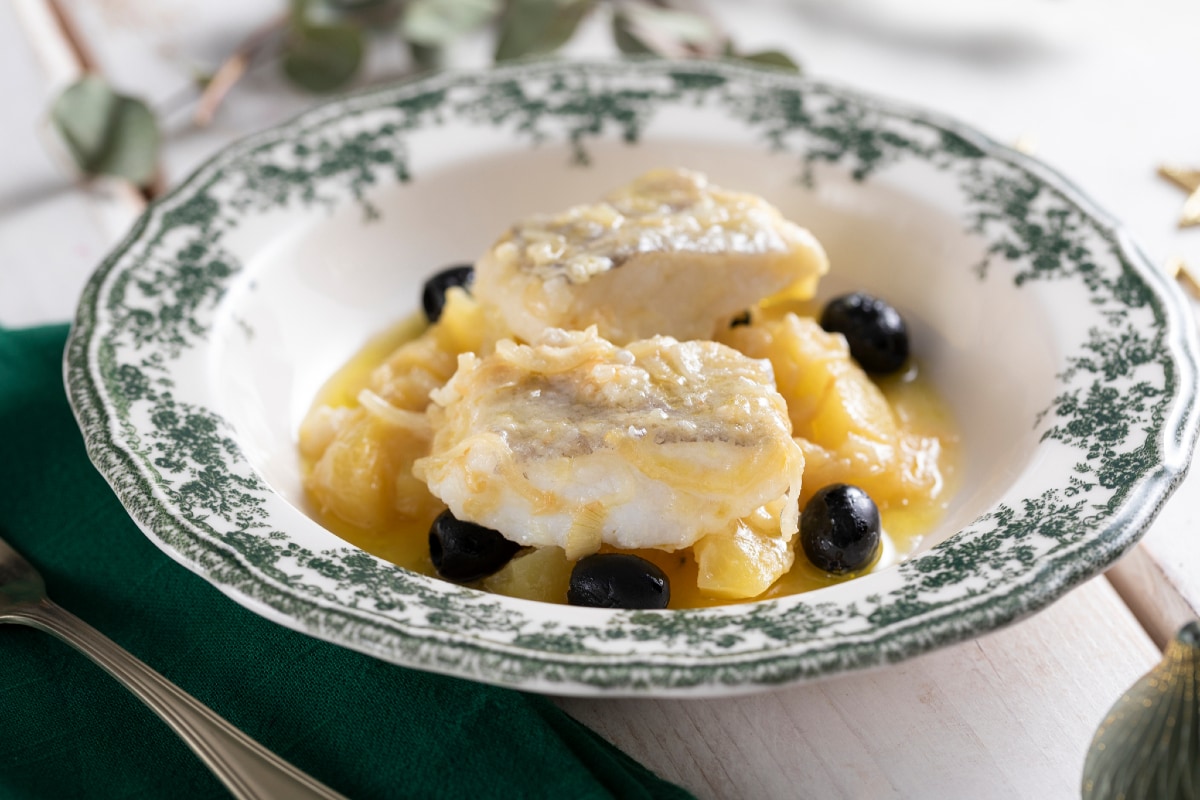 Bacalao con patatas y aceitunas