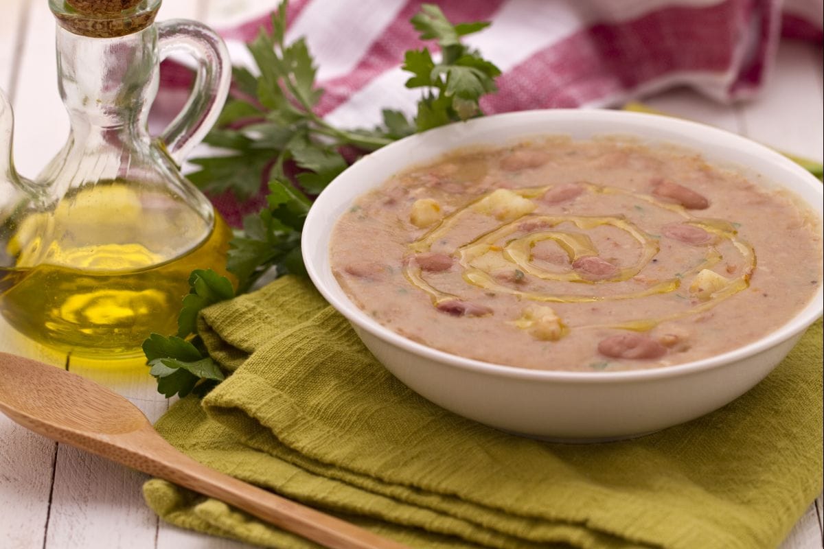 Sopa de patatas y alubias borlotti