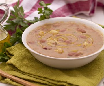 Sopa de patatas y alubias borlotti