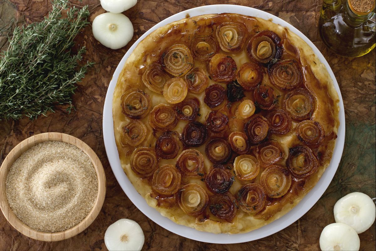 Tarta tatin de cebollas