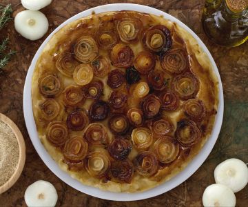 Tarta tatin de cebollas