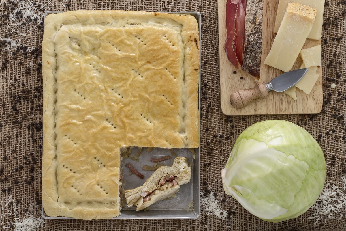 Focaccia rellena de col y speck