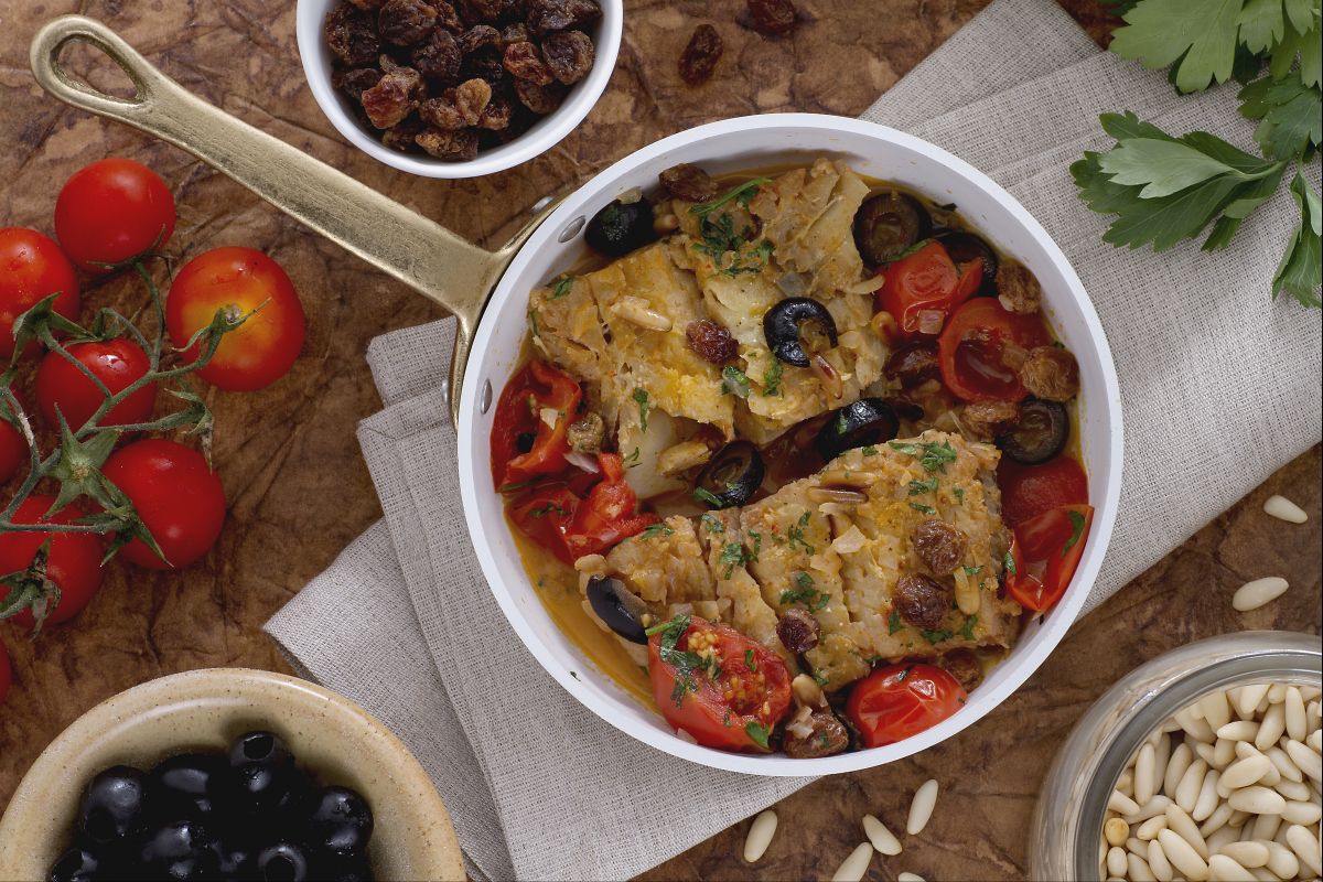 Bacalao con pasas y piñones