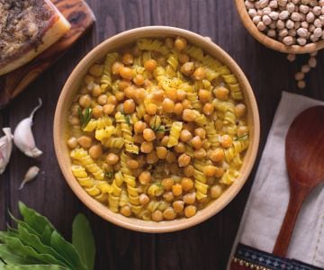 Pasta en sopa de garbanzos, laurel y ajo rojo