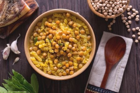 Pasta en sopa de garbanzos, laurel y ajo rojo