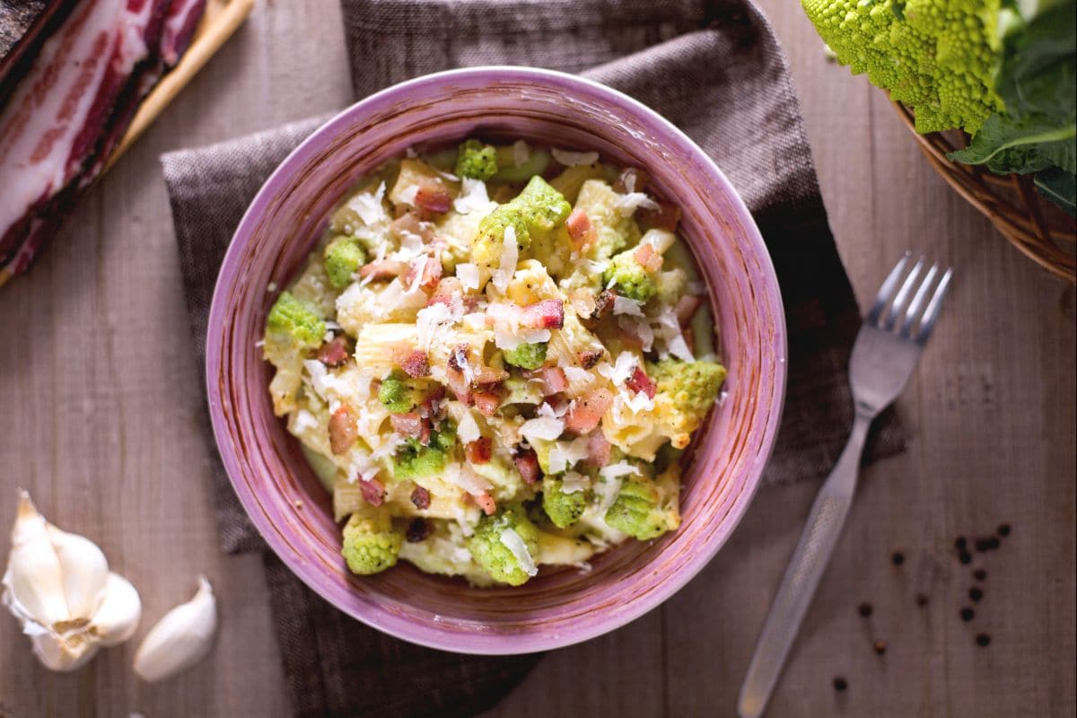 Pasta con brócoli romanesco y panceta