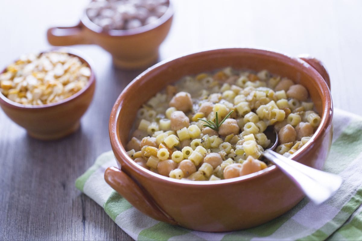 Pasta con garbanzos y almorta