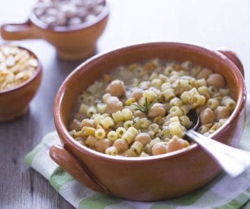 Pasta con garbanzos y almorta