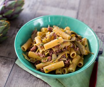 Pasta con alcachofas y salchicha