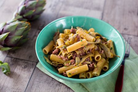 Pasta con alcachofas y salchicha