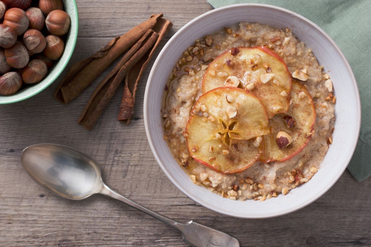 Porridge de manzanas y avellanas