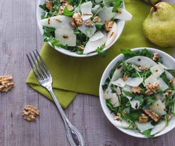 Ensalada de rúcula, peras, queso parmesano y nueces