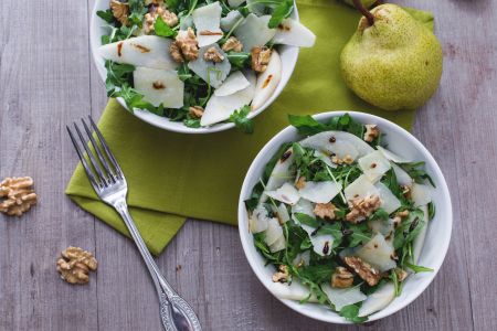 Ensalada de rúcula, peras, queso parmesano y nueces