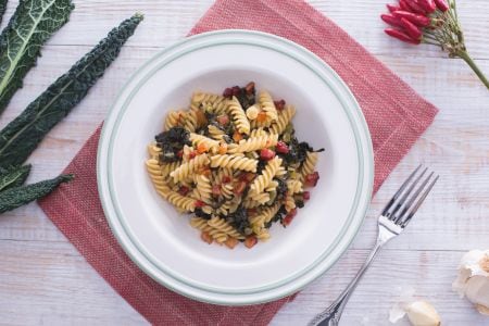 Fusilli con col rizada y panceta