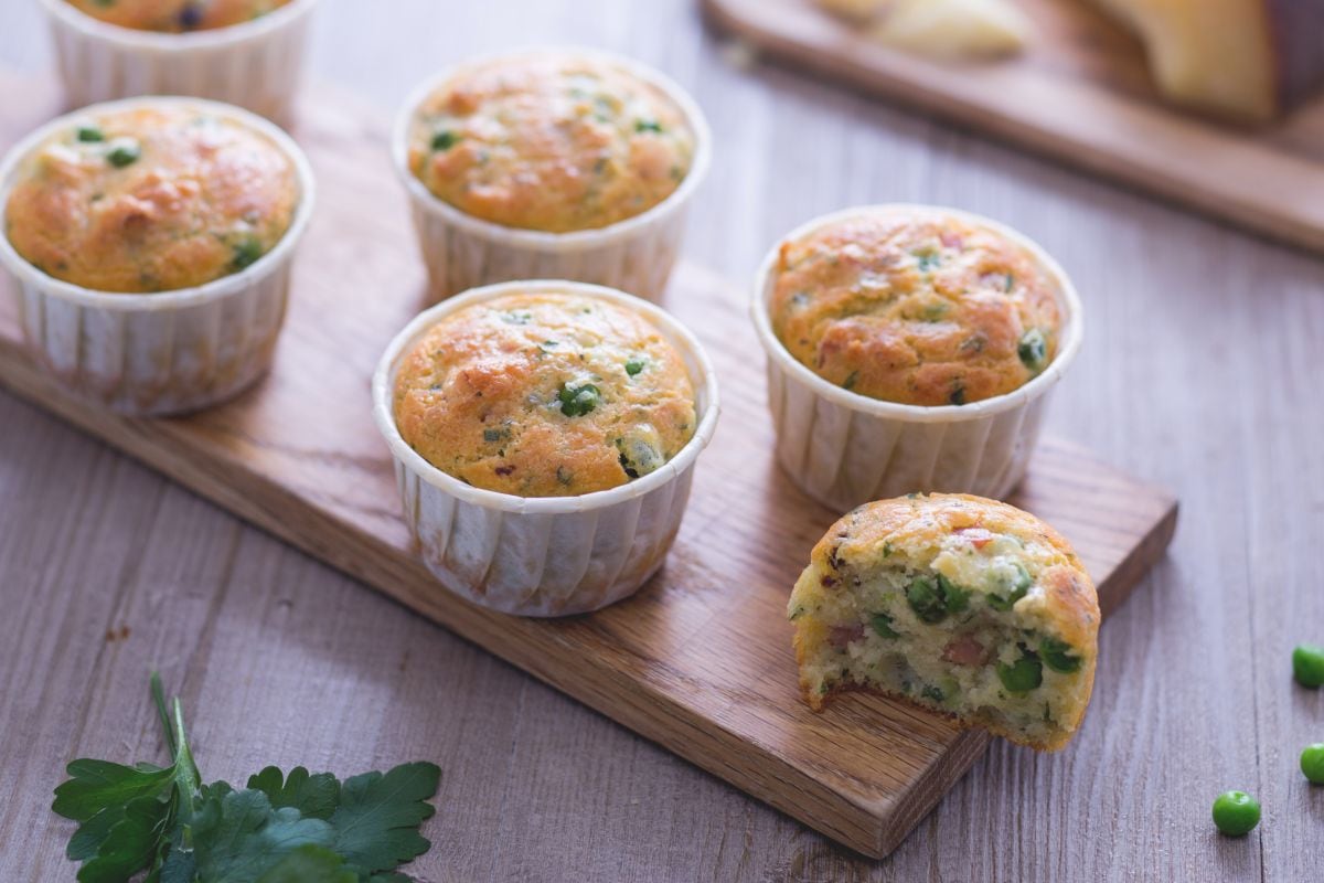 Muffins salados con guisantes y jamón