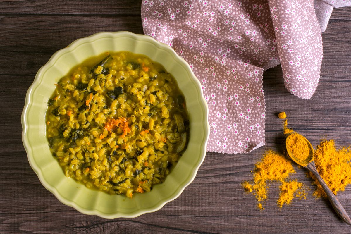 Sopa de cebada, verduras y cúrcuma