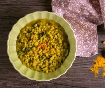 Sopa de cebada, verduras y cúrcuma