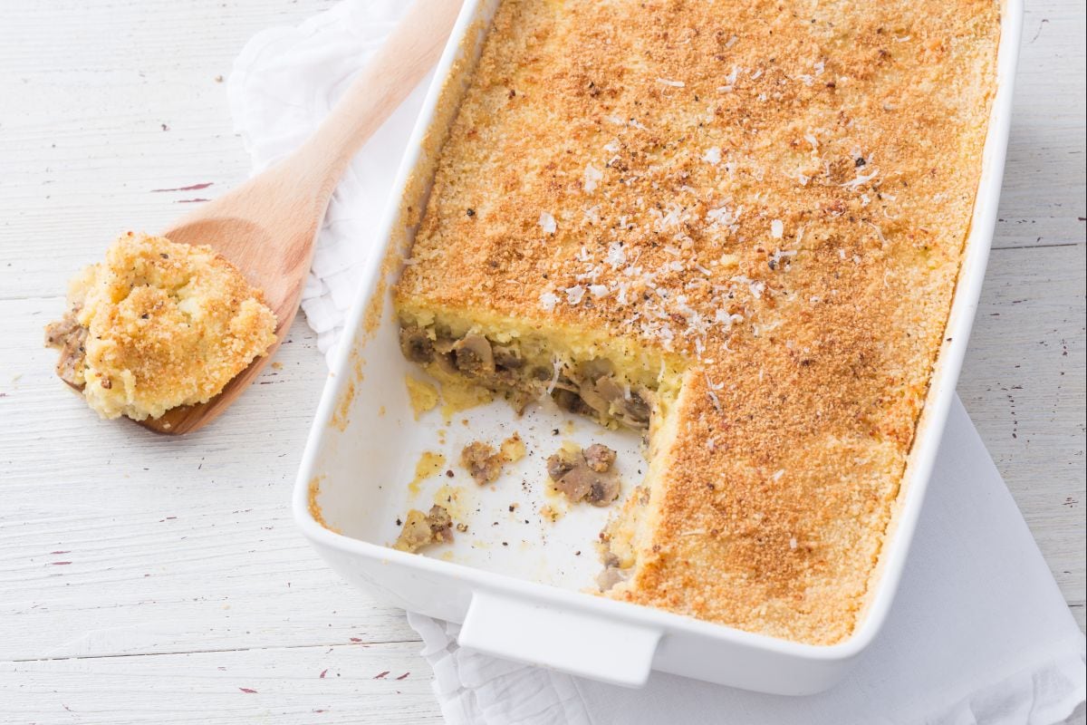 Pastel de patatas con salchicha y setas