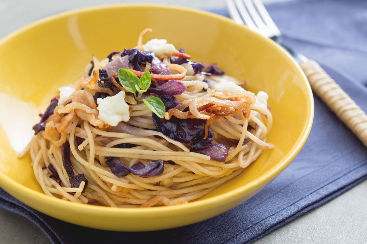 Pasta col lombarda y panceta