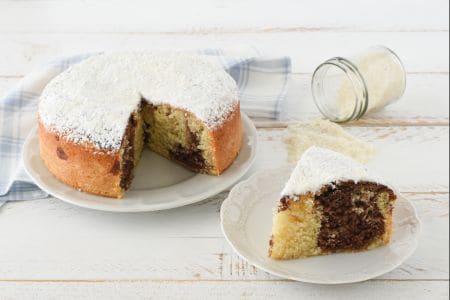 Tarta esponjosa de coco y chocolate