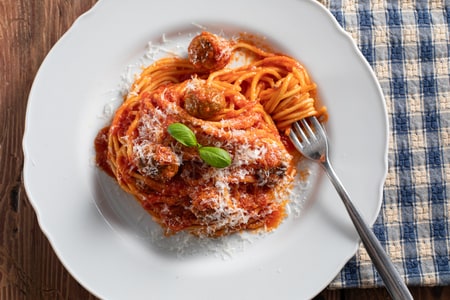 Espaguetis con albóndigas